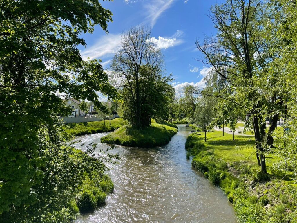 Blick auf den Fluss Glonn im Bereich der Allershausener Ortsmitte mit den Glonnterassen