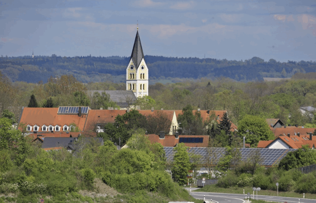 Blick auf den Kirchturm der Katholischen Kirche St. Josef in Allershausen